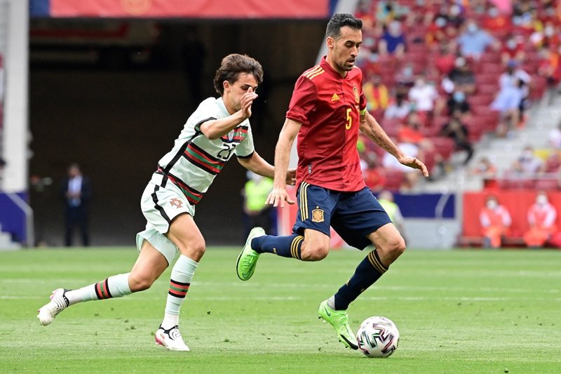 Busquets thi đấu trong màu áo của tuyển Tây Ban Nha