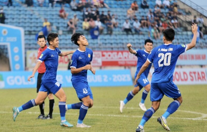 Các cầu thủ vươn mình mạnh mẽ 