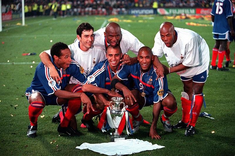 Cầu thủ cùng đồng đội ăn mừng chiến cúp vô địch Euro 2000