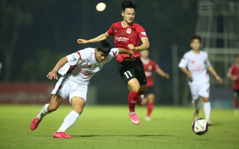 Cầu thủ Phố Hiến FC thi đấu máu lửa