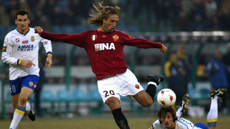 Gabriel Omar Batistuta sút tung lưới đối thủ