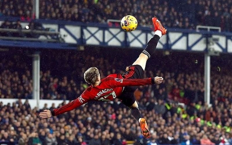 Garnacho tung cú xe đạp chổng ngược làm rung chuyển sân Everton