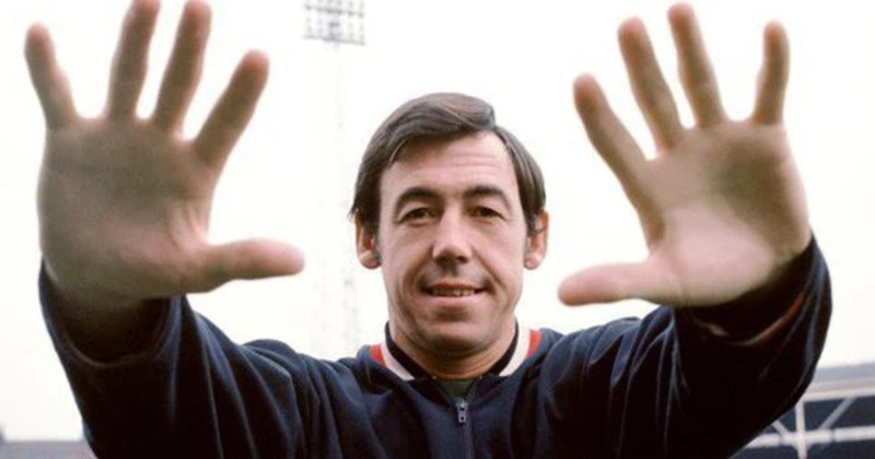 Gordon Banks bắt đầu sự nghiệp bóng đá tại Chesterfield