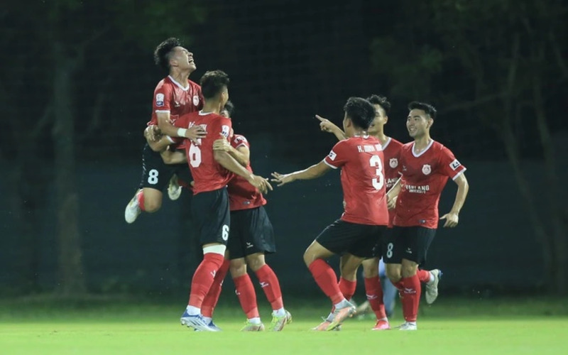 Phố Hiến FC mừng chiến thắng trên sân