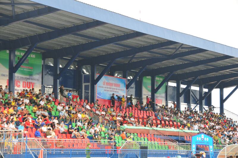 Sân vận động Bình Phước FC rực đỏ