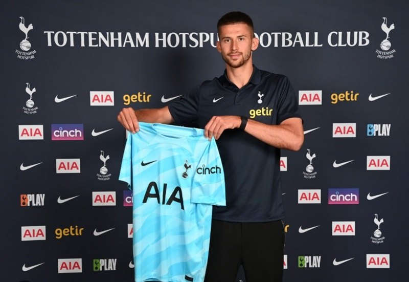 Thủ môn người Ý ra gia nhập Tottenham Hotspur