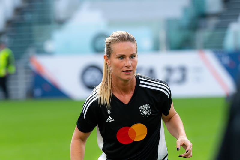 Amandine Henry bắt đầu sự nghiệp chuyên nghiệp tại Olympique Lyonnais