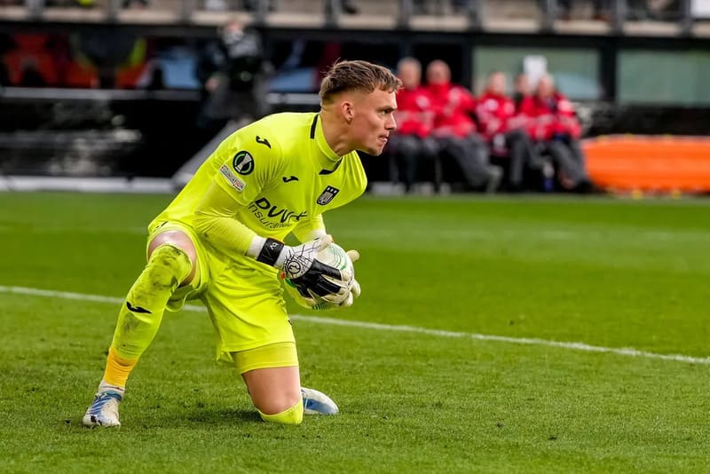 Bart Verbruggen ký hợp đồng 5 năm với Brighton & Hove Albion