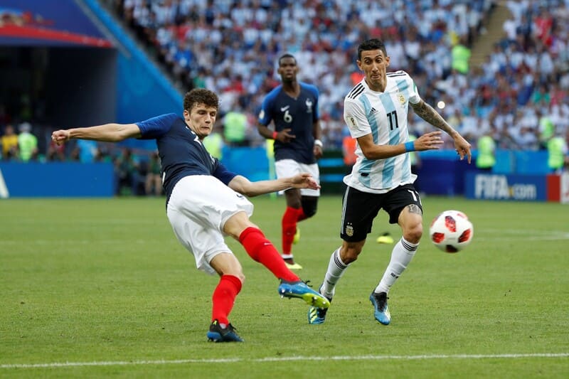 Benjamin Pavard thi đấu trên sân cỏ