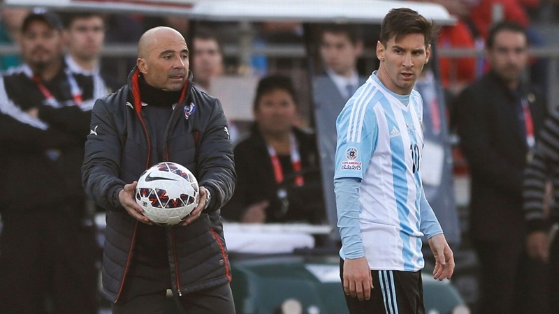 Hình ảnh Sampaoli trên sân cỏ cùng Messi