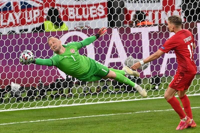 Kasper Schmeichel cản phá cú sút mạnh