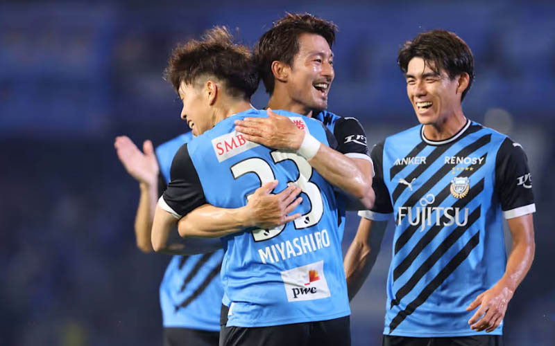 Kawasaki Frontale tham gia giải bóng đá hàng đầu Nhật Bản