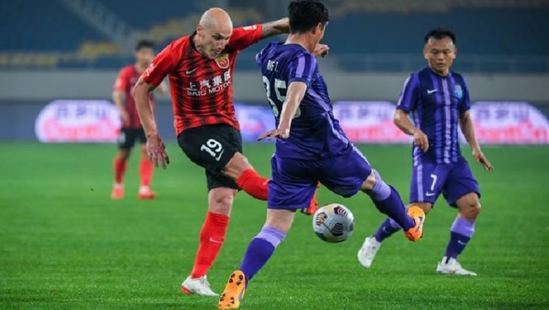Khoảnh khắc căng thẳng trên sân cỏ