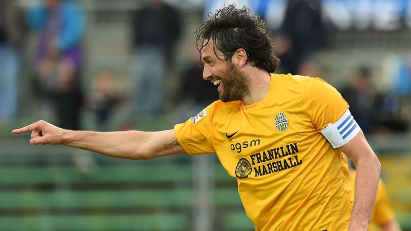 Luca Toni trong màu áo của Hellas Verona