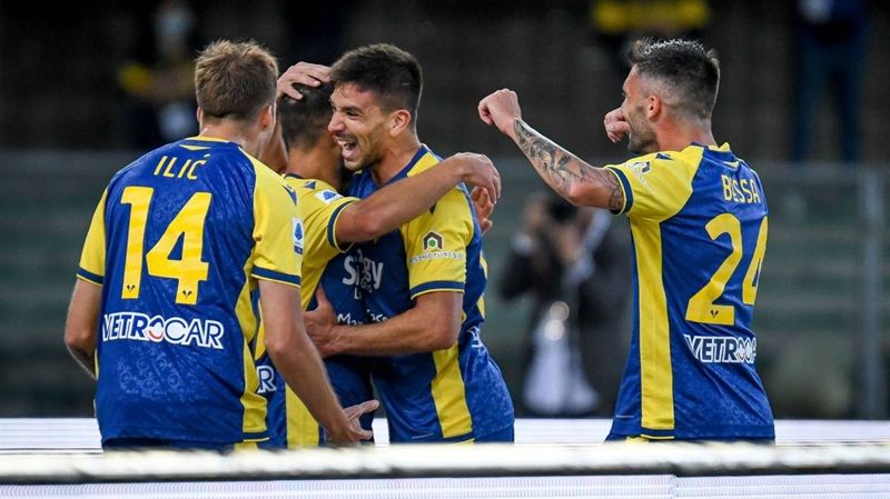 Màn ăn mừng trên sân cỏ của các cầu thủ Hellas Verona