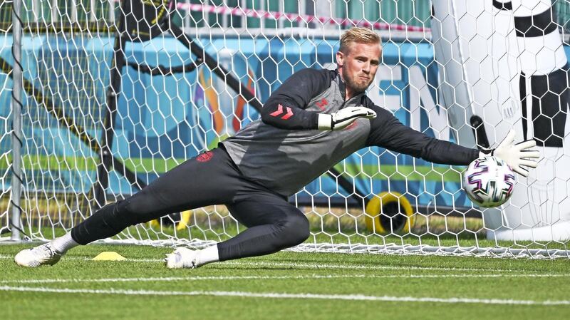 Nét tập trung của Kasper Schmeichel trên sân