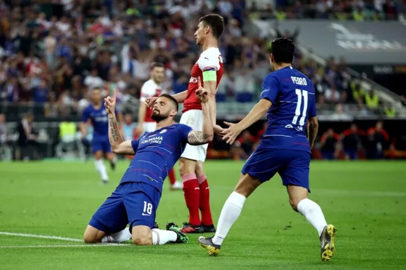 Olivier Giroud ăn mừng bàn thắng