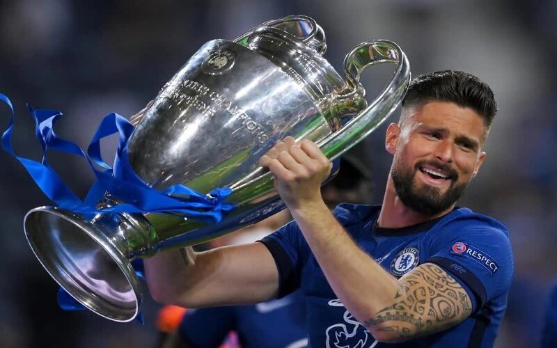 Olivier Giroud nâng cúp vô địch