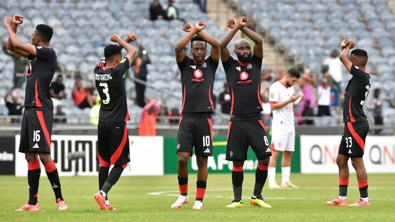 Orlando Pirates làm kí hiệu ăn mừng chiến thắng trên sân cỏ