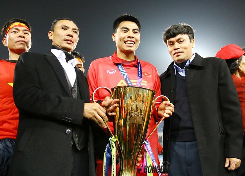 Phạm Đức Huy và chiếc cúp vô địch AFF Cup 2018