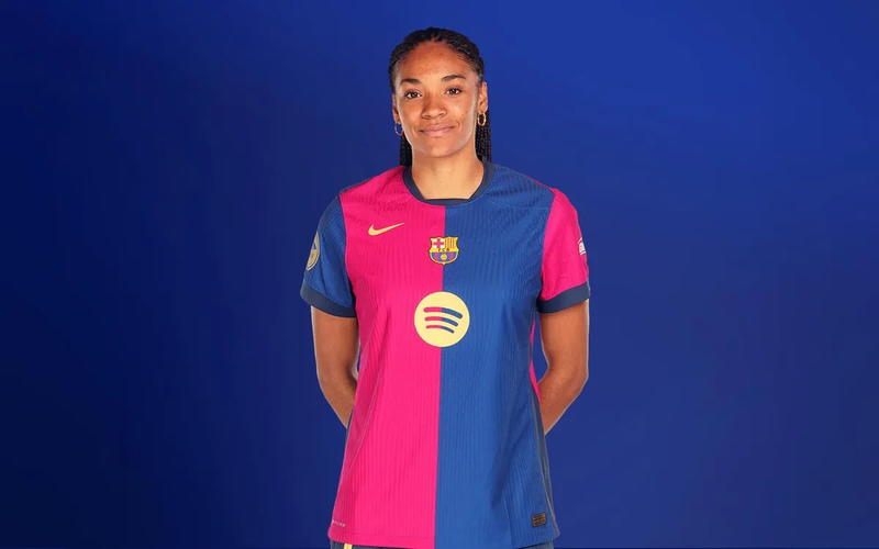 Salma Paralluelo khoác áo đội tuyển Barcelona