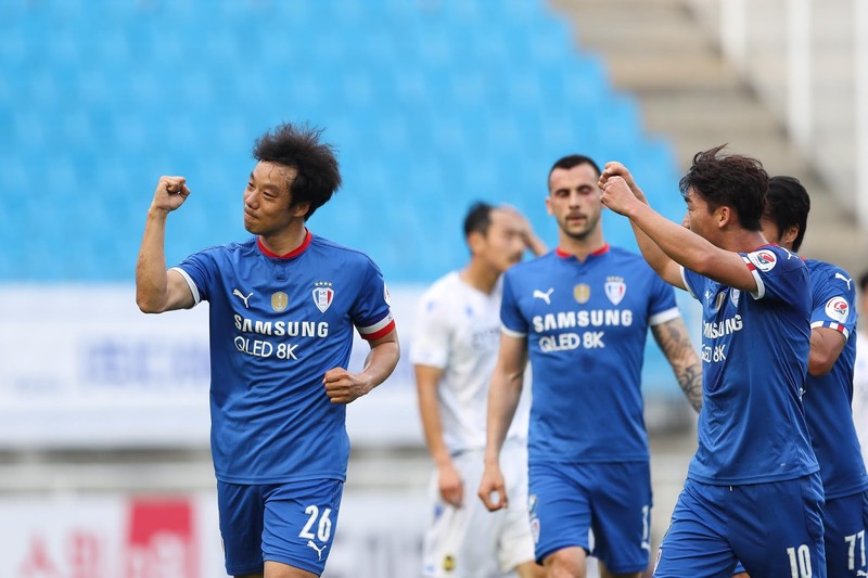 Suwon Samsung Bluewings ăn mừng bàn thắng