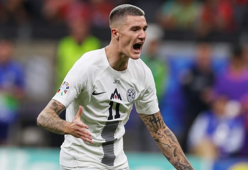 Benjamin Sesko ăn mừng cú hat-trick sau khi ghi bàn thắng thứ ba cho Slovenia