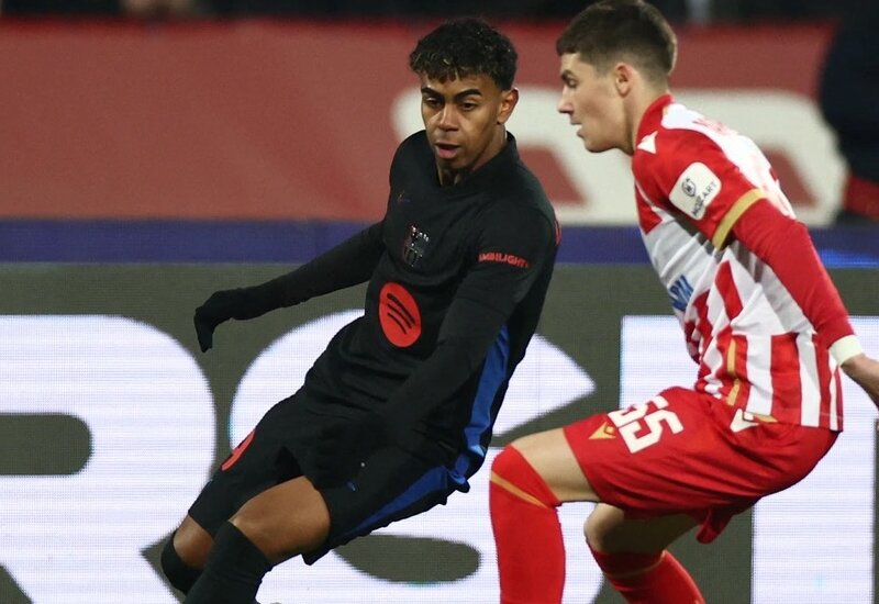 Lamine Yamal (trái) ở tuổi 17 là cầu thủ trẻ nhất giành Golden Boy 