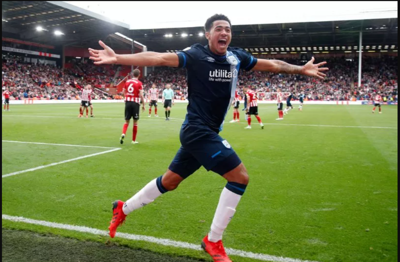 Màn thể hiện ấn tượng của trung vệ trẻ tại Huddersfield Town mùa 2021-2022