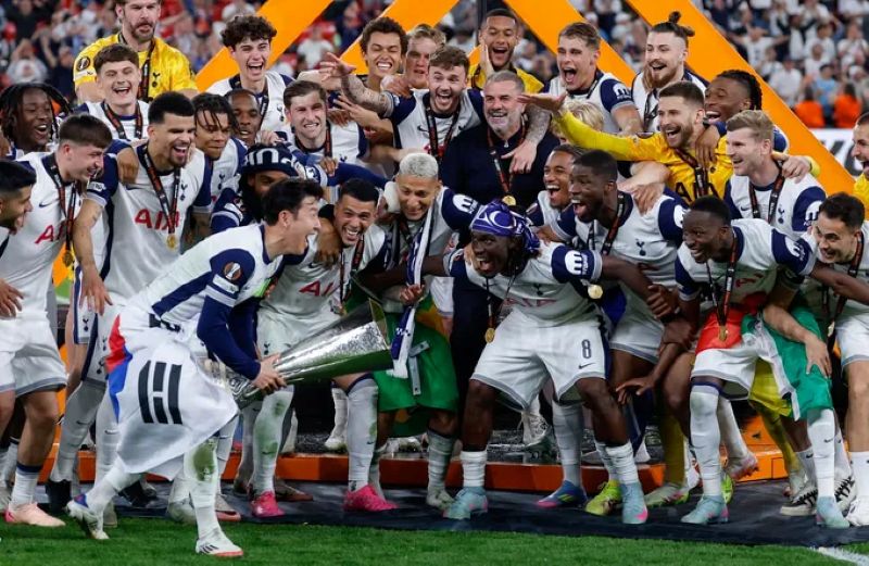 Moora cùng đội tuyển Tottenham ăn mừng chiến thắng UEFA Europa League